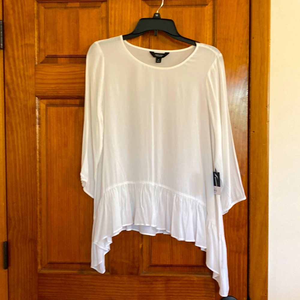 Simply Vera Vera Wang white Asymmetrical Top, Size Medium, NWT